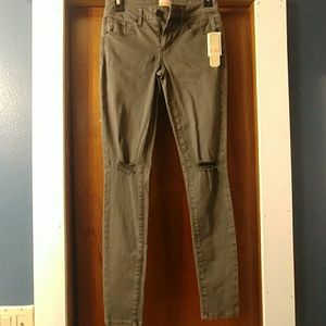 Black or grey skinny jeans